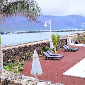 la-graciosa-magnolia-evita-beach-frente-mar.in-canary-islands.com/